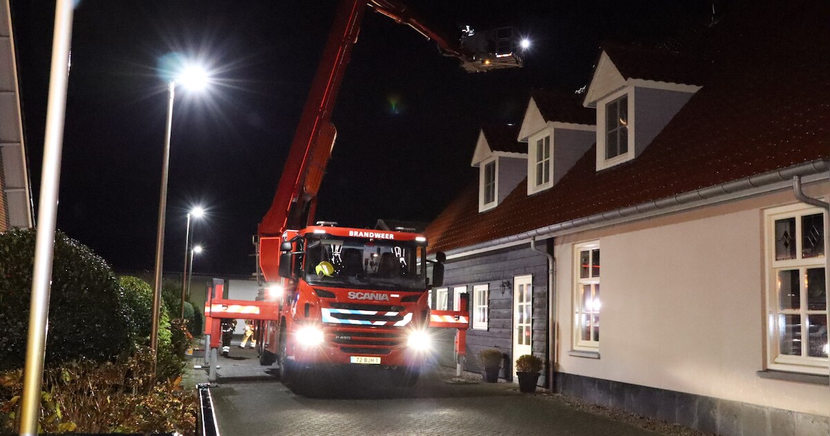 Feestvierders moeten snel zaal Dries van Peere in Haarsteeg verlaten, brandweer blust vuur op zolder