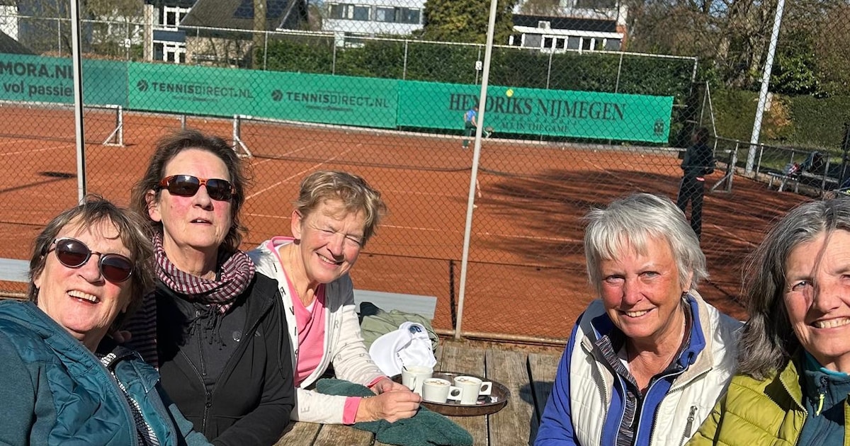 ThreeBones spelen tijdens stadscross en tennisdames in het lentezonnetje