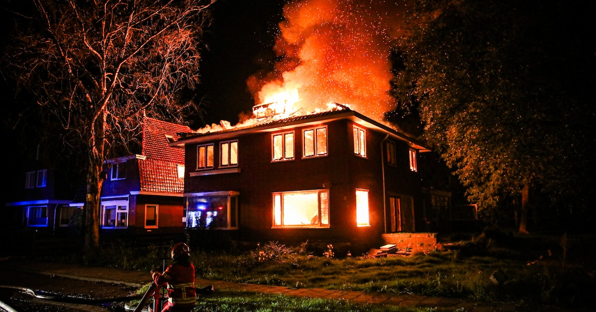 Brand uitgebroken in Nieuwe Pekela: woning zwaar beschadigd