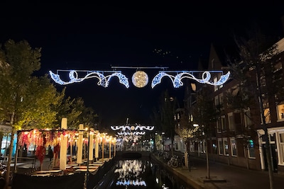 Zo gezellig! De kerstverlichting hangt weer in Delft