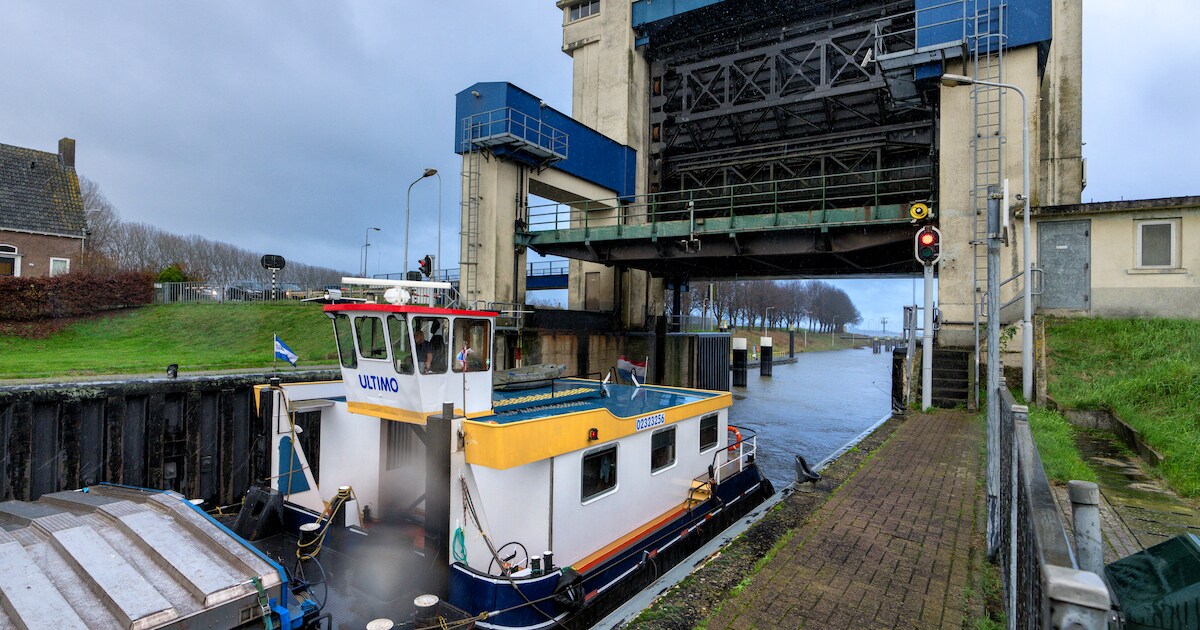 Sluis Sint-Andries gestremd voor scheepvaart; kortsluiting dreigde na lekkage