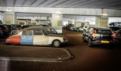 Niemand weet wie parkeergarage bezit, intussen maken verlaten oldtimers er een automuseum van