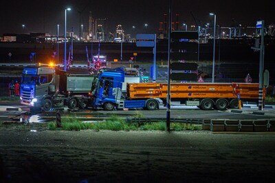 Twee vrachtwagens in botsing op de Maasvlakte, weg afgesloten vanwege diesellekkage
