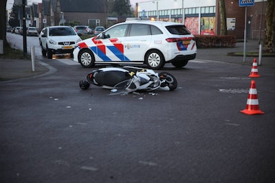 Scooterrijder gewond na botsing met auto op kruispunt in Apeldoorn