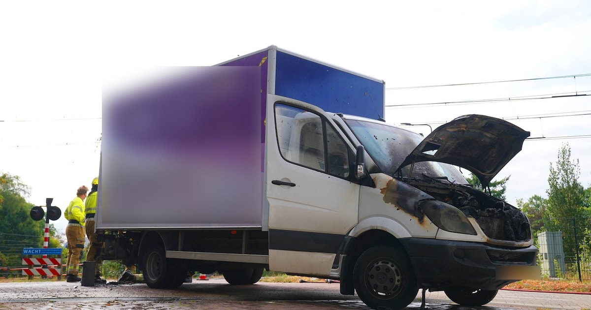 Vrachtwagentje vliegt al rijdend in brand bij spoorwegovergang in Nuland, treinverkeer tijdelijk sti