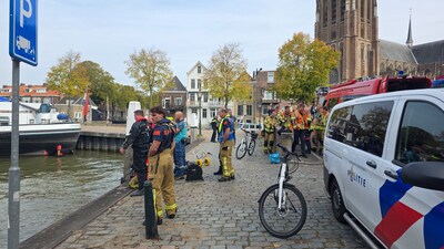 Grote zoekactie in en rondom het water na aantreffen kleding in Dordrecht