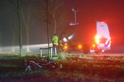 Twee jongemannen (allebei 17) zwaargewond door botsing bromfiets met auto in Zuilichem