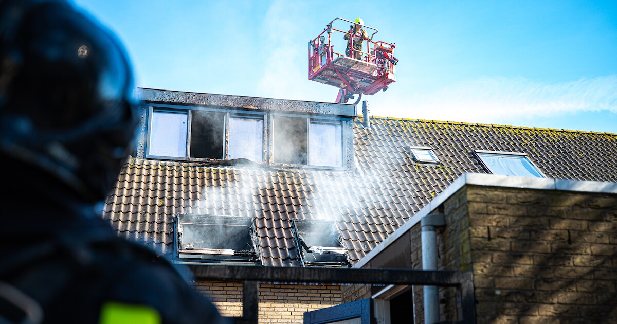 Grote brand op zolder van tussenwoning in Hoogvliet Rotterdam, katten nog binnen