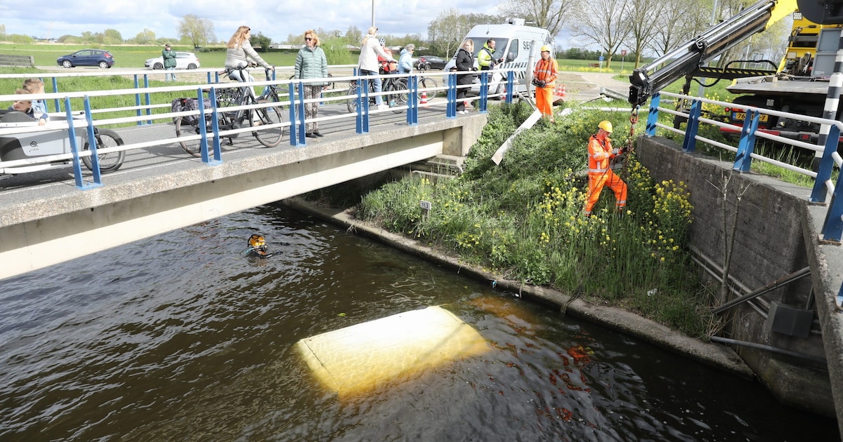 Automobilist rijdt water in bij Eembrug in Baarn