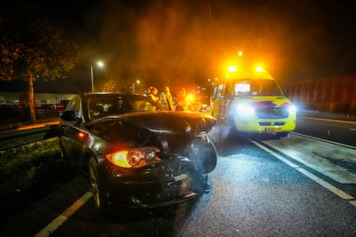 Auto botst frontaal tegen vangrails N2 Eindhoven