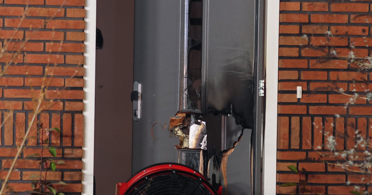 Politie onderzoekt brand bij voordeur van woning aan de Zeelandia in Veenendaal