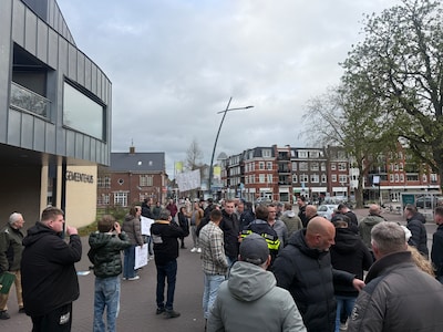 86 asielzoekers naar hotel leidt tot protest bij gemeentehuis: ‘We zijn overrompeld, dit is geen dem