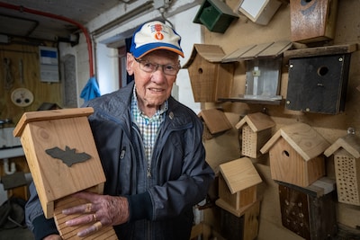 Jan is de honderdjarige huisjesmaker die gewoon nog nieuw gereedschap koopt: ‘Waarom niet?’