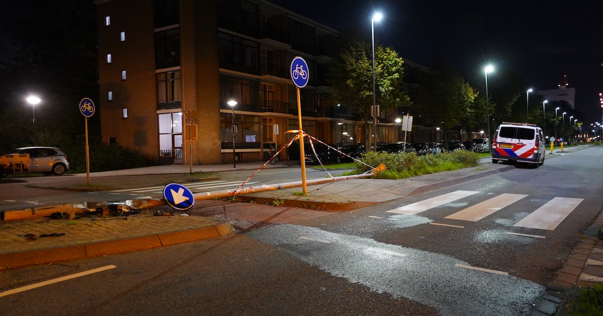 Dronken bestuurder ramt paaltje en lantaarnpaal in Schiedam
