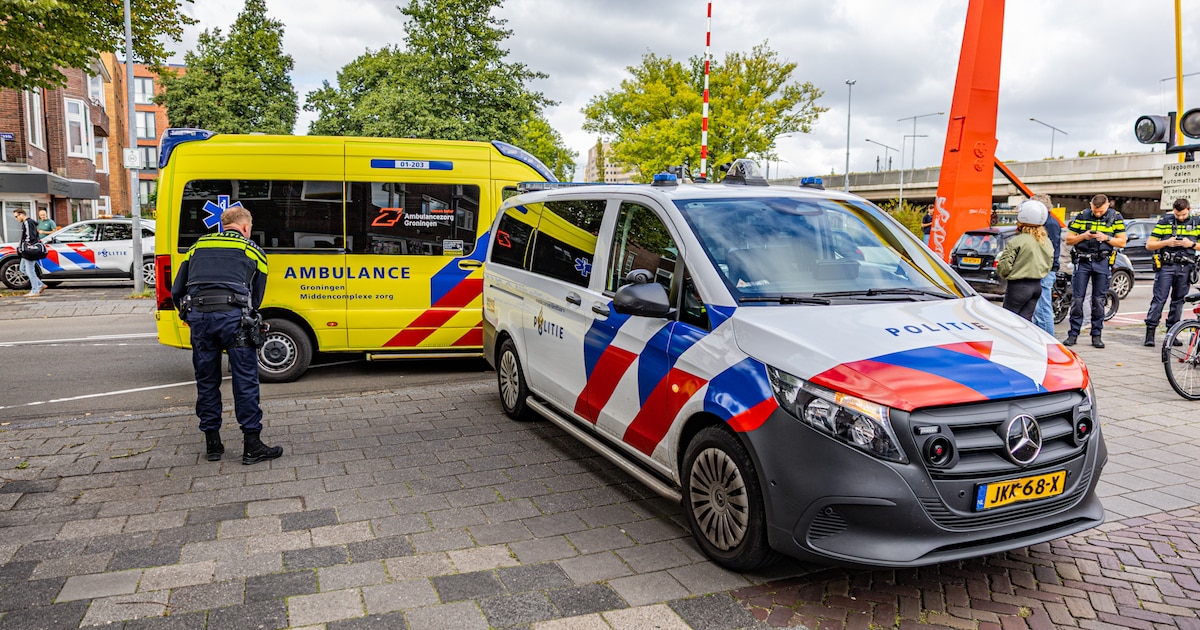 Fietser gewond na botsing met scooter achter het station in Groningen