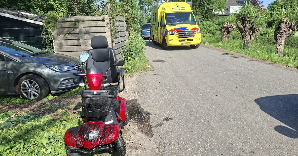 Oudere vrouw met scootmobiel te water in Bleskensgraaf