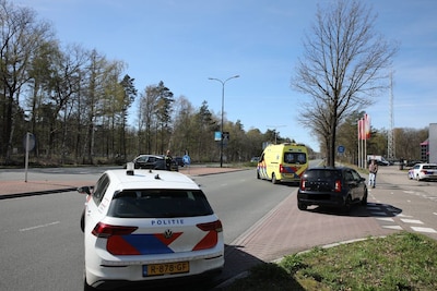 Fietser gewond na botsing met auto op de Europaweg in Apeldoorn