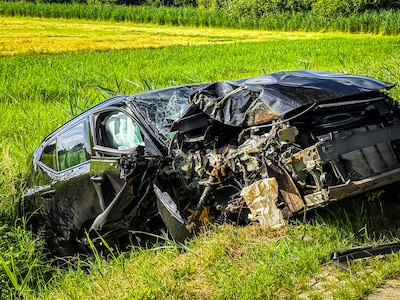 Auto total loss na eenzijdig ongeval op Balgoijseweg in Balgoij