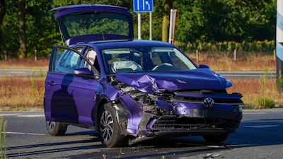 Twee auto’s klappen op elkaar in Oss: forse schade, één gewonde
