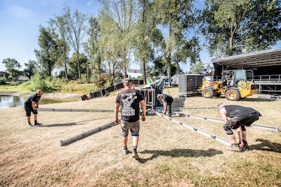 ‘Oudere’ vrijwilligers stampen festival Zeeltje Rock in een week uit de grond