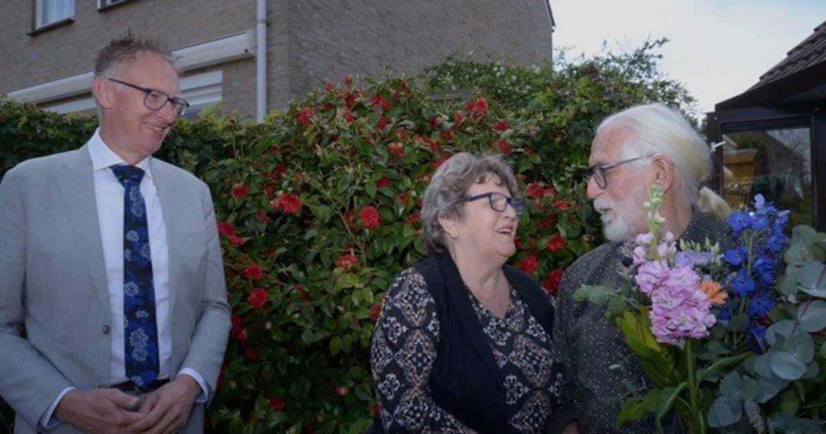 Locoburgemeester Gerrit Spelt feliciteert 60-jarig bruidspaar in Lopik