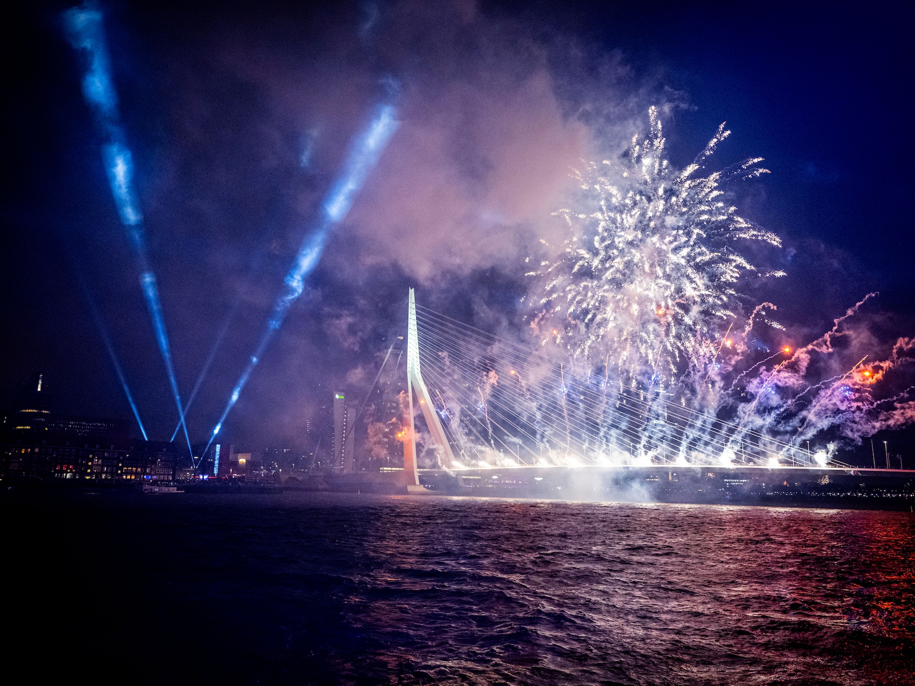 Vuurwerkshow bij Erasmusbrug gaat definitief niet door: veel te weinig geld opgehaald