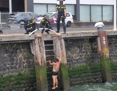 Man in ondergoed springt zomaar de Nieuwe Maas in: ‘Vermoedelijk onder invloed van lachgas’