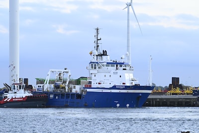 Schip in Eemshaven dreigt te zinken, hulpdiensten verzamelen zich aan waterkant