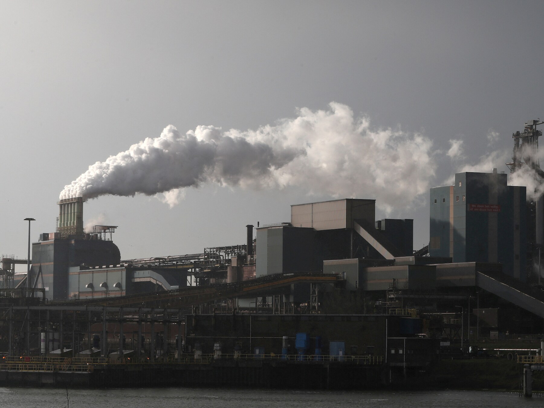 Tata steel is grootste uitstoter van stikstofoxiden en broeikasgassen.