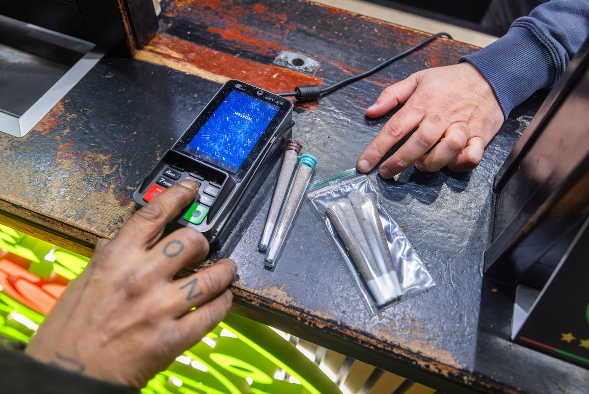 In sommige coffeeshops is pinnen straks wellicht niet meer mogelijk, als er niet snel een bedrijf wordt gevonden die dat wil overnemen. 