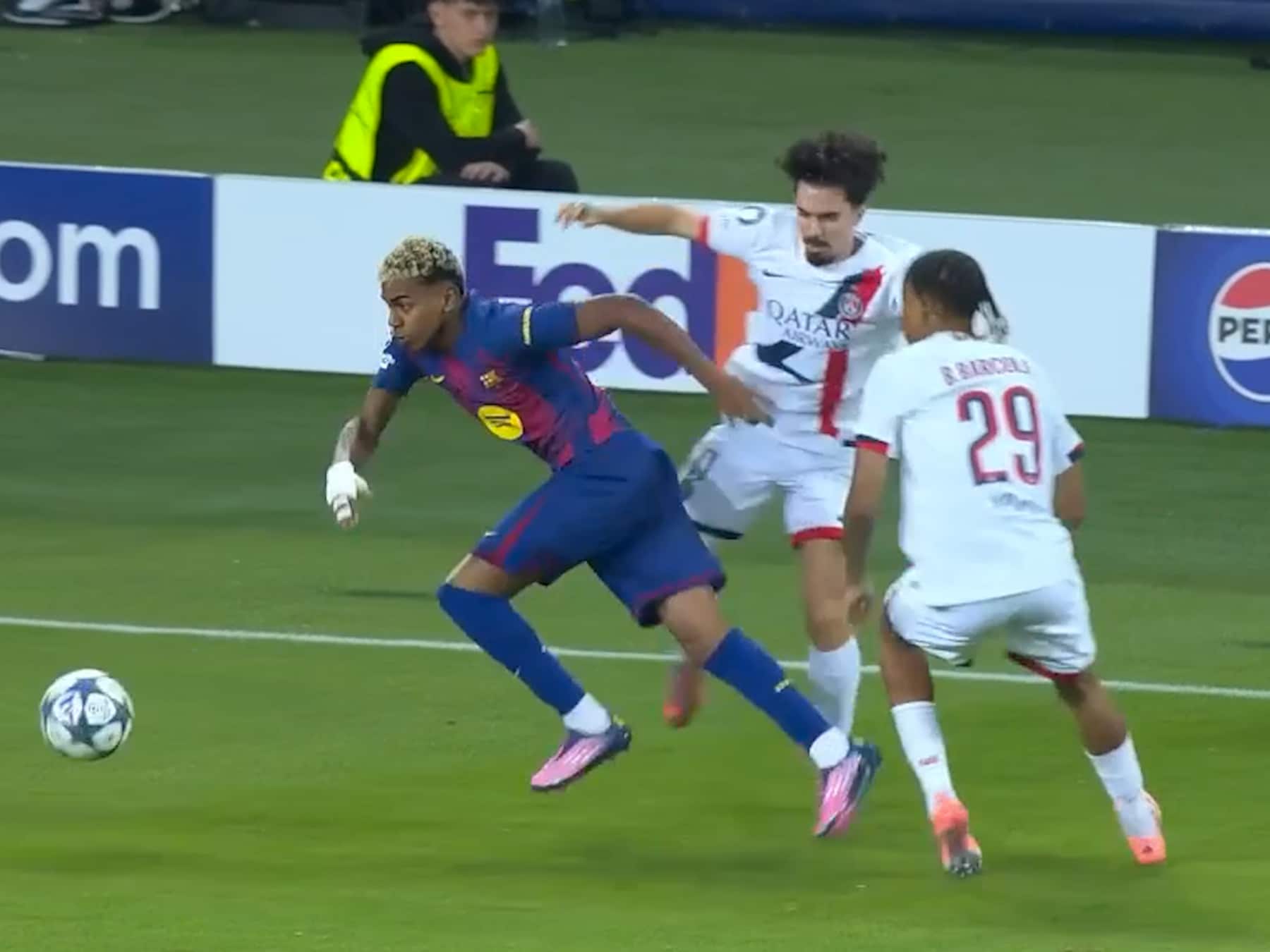 Lamine Yamal legt vier verdedigers van PSG in de luren met heerlijke dribbel en truc