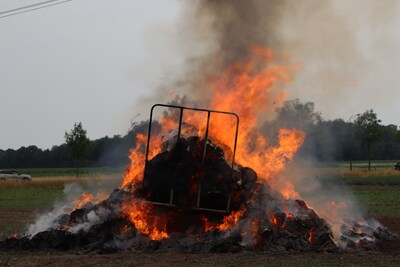 280 hooibalen in brand op rijdende aanhanger bij De Moer