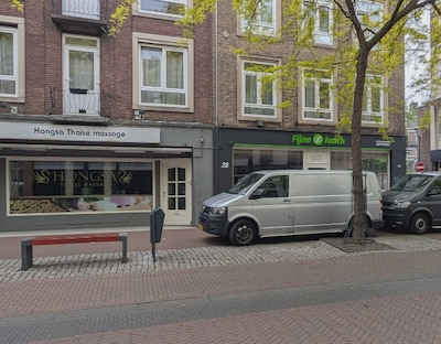Overleden persoon gevonden in Thaise massagesalon, politie komt met meerdere auto’s op melding af