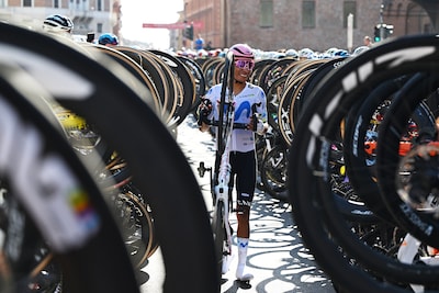 De laatste koers van Nairo Quintana: ex-winnaar Giro en Vuelta ontvangt indrukwekkend eerbetoon