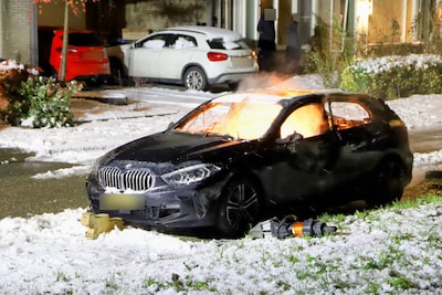 Explosievenopruimers ingezet bij autobrand in Tiel