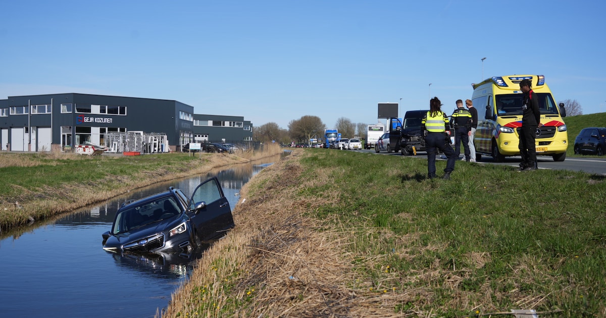 Auto in sloot na botsing met bestelbus op N307 bij Enkhuizen