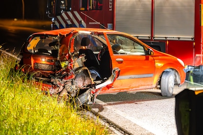 Bestelbus botst op stilstaande auto op A325, twee gewonden