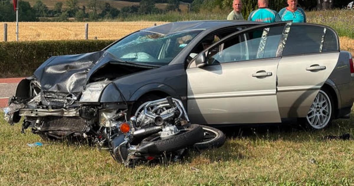 Motor en auto frontaal in botsing aan Capucijnenweg in Mechelen