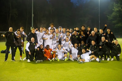 Emoties bij Henk de Zeeuw na onverwachte titel met Jong ADO Den Haag: ‘Ik draag dit op aan mijn gezi