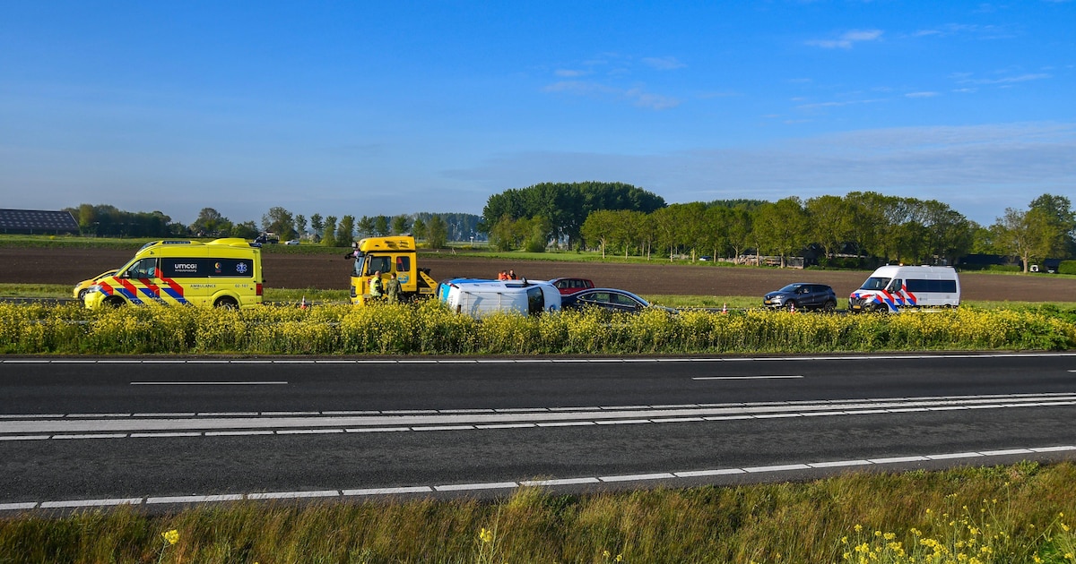 Bestelbus op zijn kant op de N31 bij Marsum
