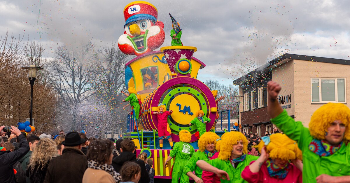 De mooiste carnavalswagens trekken bij Karvanstal door de straten van Someren-Eind