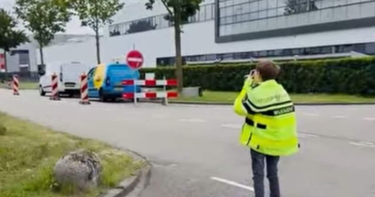 Politie krijgt in Alphen hulp van enthousiaste jongen bij snelheidscontrole: ‘Agent van de toekomst’