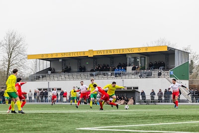 Remon (31) voetbalt bij Overwetering tussen ‘bierbuiken en klutsknieën’, dan volgt koffiegesprek met