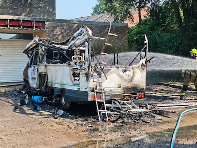 Camper brandt uit op Van Speijckstraat in Groenlo