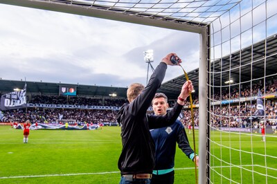 Opmerkelijk moment in Almelo: Heracles en Feyenoord trappen later af omdat lat te laag ligt