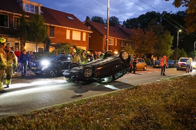 Automobiliste ramt boom en belandt ondersteboven bij ongeval in Arnhem