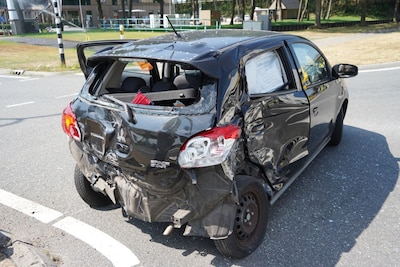 Auto raakt zwaar beschadigd na aanrijding met vrachtwagen op N377 in Zwolle