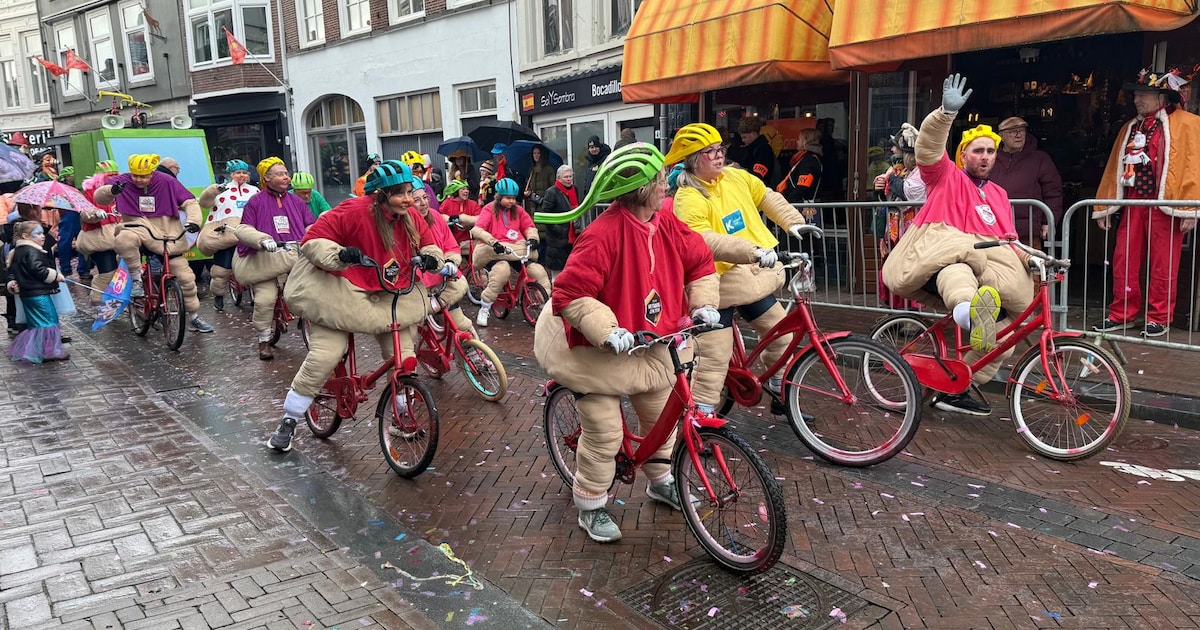 Winterse buien in Grote Optocht ‘t Kielegat scheppen ook een ‘bâând’: ‘Lekker weertje hè?’