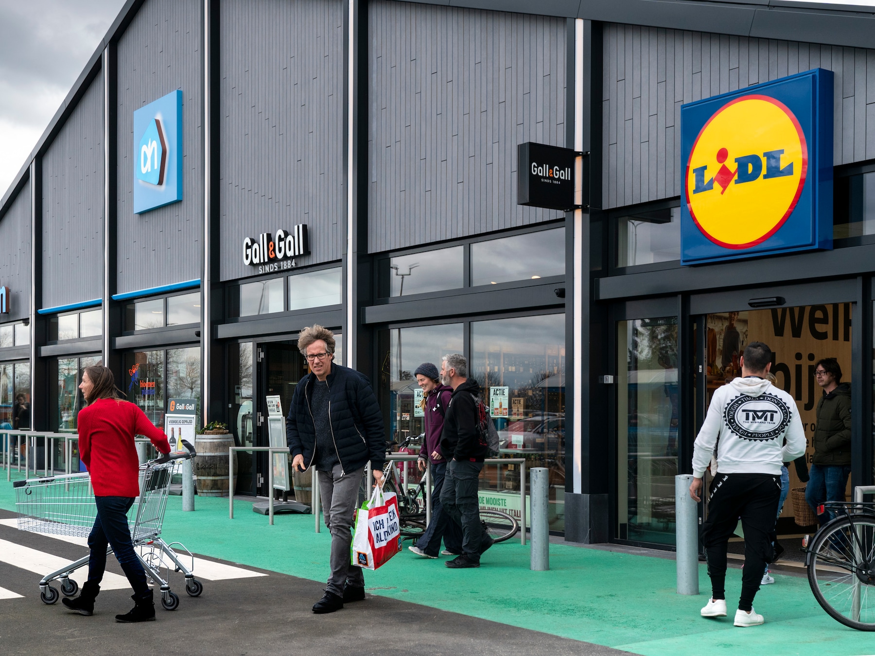 Als twee druppels? Dit zijn de verschillen tussen mineraalwaters uit de  supermarkt | Koken & Eten | AD.nl