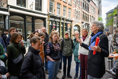 Vrijheidswandelingen voeren langs de oorlogsgeschiedenis van Utrecht: ‘Je gaat anders naar de stad k